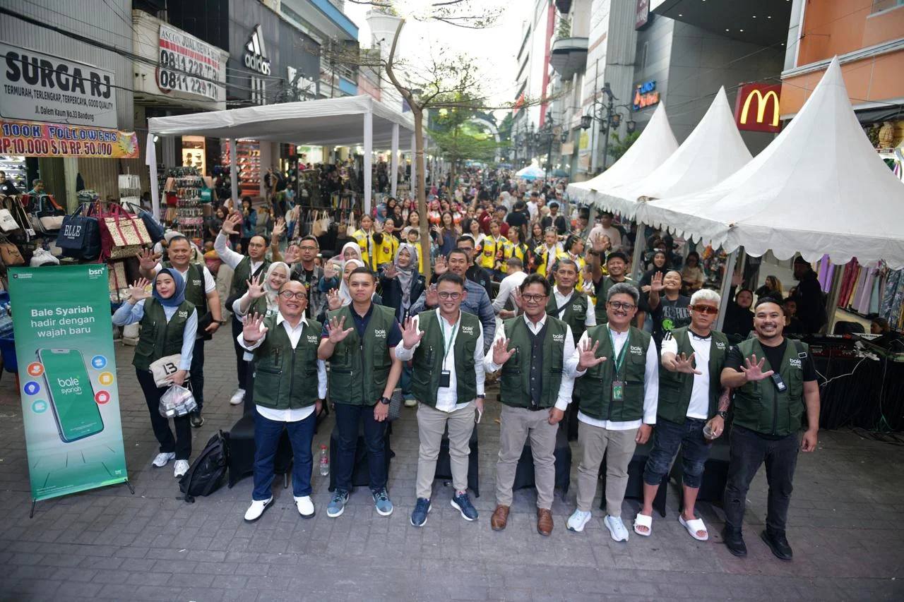 Foto :&nbsp;Ari Kurniawan Direktur Network &amp; Retail Funding Bank Syariah Nasional (Bank BSN) tengah&nbsp;bersama para karyawan dalam kegiatan&nbsp;Tanggung Jawab Sosial dan Lingkungan (TJSL) di Bandung.